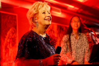 Birthe Kjær på scenen i Alhuset, flankeret af kapelmester Ronnie Flyvholm Olesen. Publikum blev taget med på en musikalsk rejse gennem både gamle og nye hits.