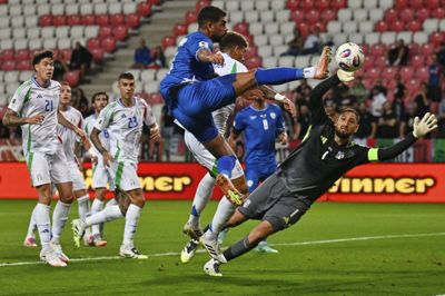 Den israelske angriber Manor Solomon, der her forsøger at passere Italiens keeper Gianluigi Donnarumma, er tidligere i denne uge blevet udsat for antisemitiske tilråb under en kamp i La Liga. (Arkivfoto).