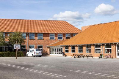 Med politikernes budgetforlig for 2026 står det klart, at strukturen på Sunds Skole laves om, så indskolingen ligger på Skalmejevej, mens mellemtrin og udskoling får hjemme her på Nøddevej.