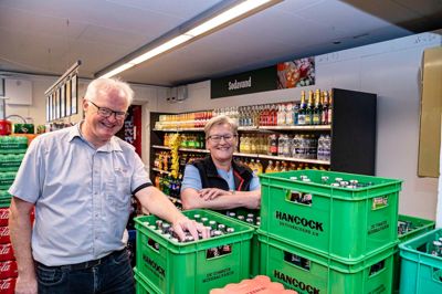 Lisbeth Hessellund Pedersen startede i 1995 under købmand Erik Holm, men de seneste 28 år er det Jørgen Jokumsen, der har været hendes arbejdsgiver. Han stopper dog med udgangen af november, og så kan en tredje købmand få fornøjelsen af den vellidte salgsassistents arbejdskraft og humør.
