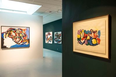 Udstillingen hedder Karel Appel Barber Barbar. Navnet stammer fra hans fortid som barber og hans barbariske malermetoder.