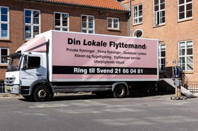 Mediehuset Ikast-Brande var med, da kommunens medarbejdere fra Nørre Snede flyttede ind på den gamle skole. Nu begynder navnekonkurrencen, for hvad skal rådhuset hedde i fremtiden?