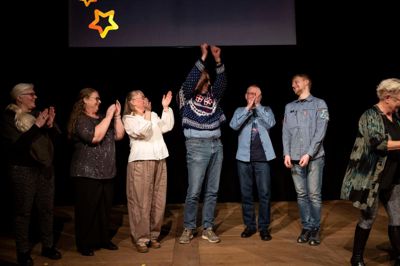 Poul Bagger og FDF Brande kunne hæve armene og lade sig hylde som Årets Forening i Ikast-Brande. Selvfølgelig skulle hans nye sweater også luftes. Den er nemlig strikket af frivillige unge i foreningen.