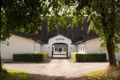 Stensgaard mellem Ry og Gl. Ry er Anna Klindt Sørensens barndomshjem. Nu er gården sat til salg for 16,2 millioner kroner.