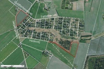 Det er de rød-skravede felter sydøst og nordvest for det eksisterende sommerhusområde, som i øjeblikket er sendt i høring som fremtidige udstykninger til sommerhuse i Guldforhoved.