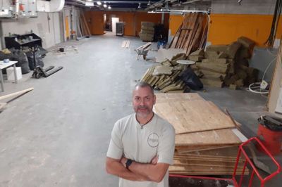 Instruktør Brian Andersen i det, der bliver Fight Pits nye lokaler i Terminalen7400. Bagest i rummet kommer maskiner til fitness op, derefter det ottekantede bur til MMA, så baner til thai-bokserne, og langs portene til højre hænges bokseboldene op til motionsbokserne.