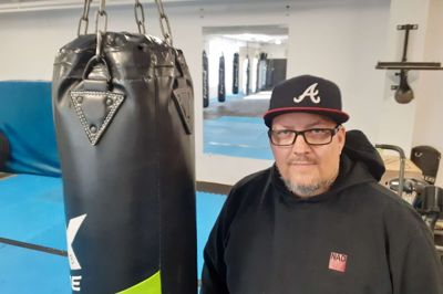Michael Bengtson og bestyrelsen for Terminalen7400 er i gang med en økonomisk genopretning af foreningen. Halvdelen af lejemålet i den tidligere postterminal på Godsbanevej er opsagt.