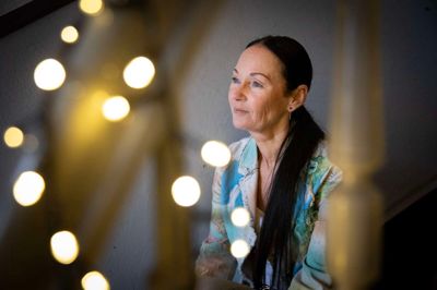 Kroniske nervesmerter betyder, at det har en pris, når Sanne Pabst passer sit fleksjob og giver den en ekstra tand som frivillig i Røde Kors. - Det koster altid i den anden ende, men er samtidig så givende, og jeg vil ikke undvære det, siger hun.