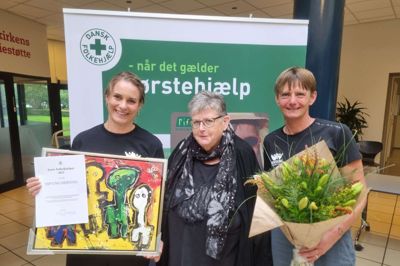 Formand for Dansk Folkehjælp i Herning, Bodil Markmøller (i midten), delte fredag prisen »Årets Folkehjælper« ud til SSP-afdelingen under UngHerning. Prismodtageren var repræsenteret af afdelingsleder Lise Kjærgaard (t.v.) og SSP-medarbejder Pernille Jepsen.