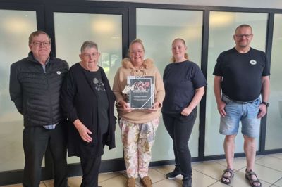 Leder af Herning Krisecenter, Lene Danner Hessellund (i midten), modtog fredag prisen Årets Folkehjælper af Dansk Folkehjælps afdeling i Herning. Fire fra afdelingen var mødt frem. Fra venstre: Jørgen Markmøller, afdelingsformand Bodil Markmøller, Camilla Fruerlund og Brian Odsgaard.