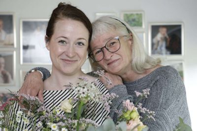 Anni Nørgaard Rosenkvist Larsen blev rørt over, at hendes mor, Mariann Thestrup, havde indstillet hende til at modtage Folkebladets mors dags-buket, fordi hun på flotteste vis har klaret en svær tid med en for tidligt født pige. Foto: Henrik Ole Jensen