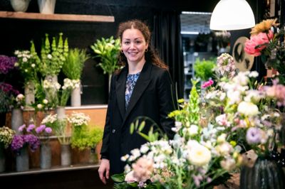 12. marts åbner Sarah Hall sin nye blomsterbutik »by Fromberg« på Bredgade 4. Inden da skal alt flyttes fra butikken i Bryggergade, og derfor vil der være lukket fra 7. til og med 11. marts.