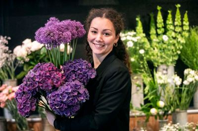 Sarah Hall overtog i maj 2024 Birthes Blomster. Det har været en vild og sjov tid siden. Nu slutter hun epoken med blomsterbutik i Bryggergade og rykker ind på hovedstrøget i Bredgade 4.