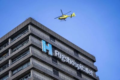 Den forbrændte beboer blev fløjet med lægehelikopter til Rigshospitalets brandsårsafdeling, men hans liv stod ikke til at redde. Nu er en medarbejder på bostedet tiltalt for uagtsomt manddrab. (Arkivfoto).