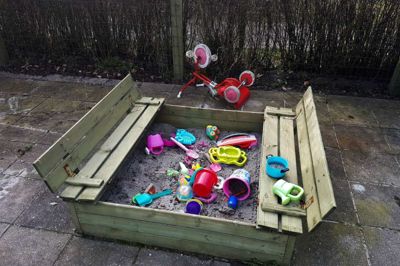 Der bliver stille i sandkasserne hos seks dagplejere i Ikast. Dagplejerne er fyret som konsekvens af, at den private børnehave og vuggestue Børnehuset Ønskelandet om kort tid åbner med 26 vuggestuepladser. ?Foto: Thomas Vang Nielsen