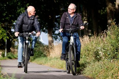 - Du skal altså skrive, at vi altid har cykelhjelm på, når vi er på cykelferie. Det er kun fordi vi skal fotograferes i dag, at vi ikke har hjelm på, lyder det fra Leif Mortensgaard (t.v.), da billederne til denne artikel blev taget af Herning Folkeblads fotograf.
