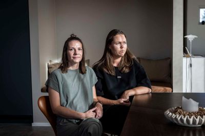 Mathilde Lauridsen (t.v.) og Cathrine Rømer blandt de forældre, som er kommet i klemme, fordi politikerne har valgt at sænke klasseloftet i de kommende 0. klasser på Snejbjerg Skole. Det betyder nemlig, at deres børn måske skal gå på Engbjergskolen - selv om de har ældre søskende på Snejbjerg Skole og går i førskole på skolen.