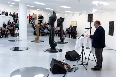 Finn Poulsen har været en markant formand for Carl-Henning Pedersen & Else Alfelts Museum i 25 år, men han delte æren for resultaterne med andre ved sin tale ved en fernisering, der trak et stort antal interesserede.