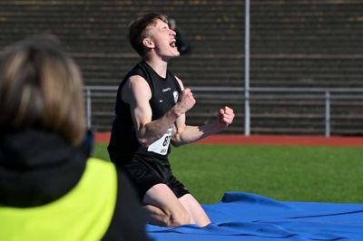Lucas Benthien Smith jubler efter sit rekordspring. Den 19-årige Herning-atlet snoede sin krop over 1,93 meter i højdespring, hvilket er ny klubrekord i HGF og suverænt det bedste spring ved de vestdanske holdmesterskaber.