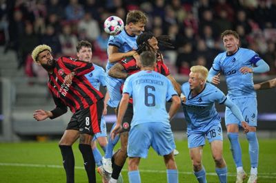 FC Midtjylland - her symboliseret ved Philip Billing (t.v.) og Kevin Mbabu - måtte finde ekstra ressourcer frem for at sikre sejren og de tre point mod Randers.