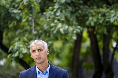 Børne- og undervisningsminister Mattias Tesfaye står i spidsen for et nyt mobilforbud. (Arkivfoto).