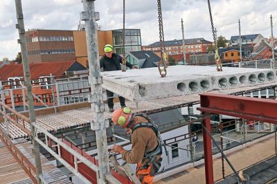 »Efter Anden Verdenskrig skulle Europa genopbygges - hurtigt, billigt og i stort volumen. Præfabrikeret beton og stål gjorde det muligt. Det var ikke forkert. Det var nødvendigt. Men det skete på bekostning af den parallelle udvikling af moderne træbyggeri, som i Danmark og store dele af Europa blev skubbet ud til siden. Og her står vi nu,« konstaterer læserbrevsskribenten.