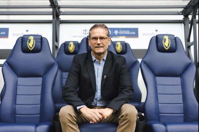 Thomas Thomasberg havde tirsdag første arbejdsdag i sin nye polske klub. Her har han taget plads på klubbens stadion.