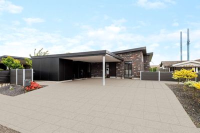 Ugens bolig med adressen Hans Egedes Vej 32 ligger tæt på både midtby, handlemuligheder og naturen - og så er huset fra 2020 stort set indflytningsklart.