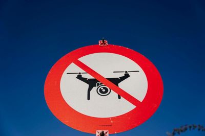 Hele Danmarks luftrum er lukket for civil droneflyvning i en uge efter flere hændelser med mistænkelig droneaktivitet.