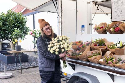 Betina Isager oplevede en overvældende opbakning fra venner, netværk og kunder, da hun åbnede sin gadeblomsterbutik GreensbergFlowers på Fruehøjvej. Men med fuldtidsarbejde ved siden af og en sammenbragt familie har hun valgt at lukke - ikke fordi det ikke lykkedes, men fordi alt har en pris, og nu skal familien prioriteres.