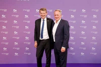 Troels Lund Poulsen - her med DI-formand Lars Sandahl Sørensen - var en af de helt store »stjerner« der ankom på den lilla løber til DI Topmødet 2025, hvor han var en af talerne, der skulle starte ballet.