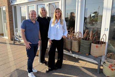 Ulf Kirsmeyer har sammen kæresten Hanne Mejls og hendes datter Kathrine åbnet en butik i Søndervig, hvor der førhen lå Restaurant Sandgaarden.