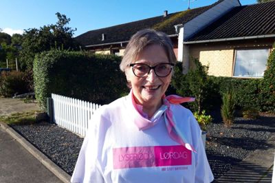 Aase Leth Damgaard har fået diplom og chokolade for at have stået for indsamlingen i 40 år for Kræftens Bekæmpelse.