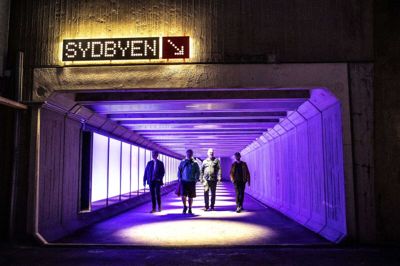Den nye lyskunst i tunnelen mellem Banegårdspladsen og Gl. Vejlevej er et spektakulært skue, der bringer mindelser om alt fra arcadespil fra 1970’erne til scenografien i en Ridley Scott-film. Foto: Tom Laursen