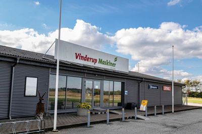 Detailbutikken Vinderup Skov og Have har i næsten 10 år levet her på Parallelvej 1 i regi af Vinderup Maskiner. Per 1. oktober 2025 er butikken imidlertid lukket, så nu slipper de for at skifte skiltet ud. Vinderup Maskiner har nemlig ret beset siden sommeren 2024 heddet Danish Agro Machinery efter at være blevet del af en større koncern.