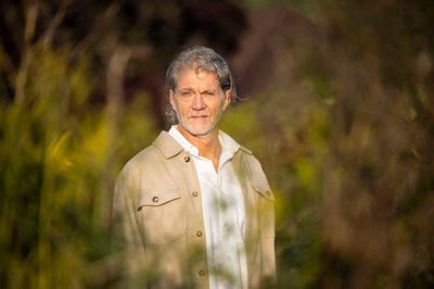 Robinson Ekspeditionen-deltager Henrik Baun er fra Hinnerup ved Aarhus, men et efterskoleophold resulterede i, at han som 18-årig endte i Herning, hvor han læste HF og arbejdede som pædagogmedhjælper, inden han gik i gang med en uddannelse. Valget stod mellem politibetjent, fysioterapeut og lærer. Optagelsesprøven til politibetjent gik fint - men på det tidspunkt havde han netop mødt sin nuværende hustru - »en hjemmefødning fra Lind« - og så blev han i Herning og læste til lærer i Silkeborg i stedet for. I dag arbejder han som HR-konsulent i Holstebro Kommune.