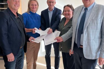 Valgforbund til regionsvalget 2025 i Region Midtjylland mellem Moderaterne, Liberal Alliance, Radikale Venstre og Det konservative Folkeparti. Her afleveres den underskrevne aftale til (f.v.) regionens afgående vicedirektør Carsten Lind af de fire spidskandidater: Sten Larsen (M), Helle Jensen (LA), Hanne Roed (R) og Bo Jensen (K).