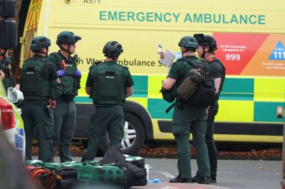 Politi og ambulancereddere er til stede på gerningsstedet uden for synagogen Heaton Park Hebrew Congregation torsdag formiddag i Manchester.