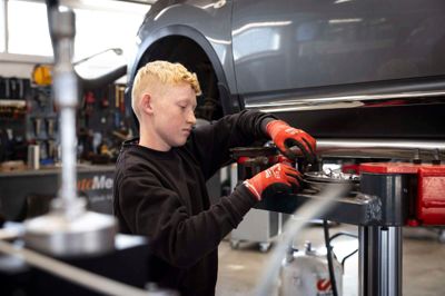 - Det er hyggeligt og jeg kan godt lige fællesskabet, siger 14-årige Mads Emil Balle Strand om at være i juniormesterlære hos Kibæk Autoværksted - også selv om han bliver drillet af de voksne.