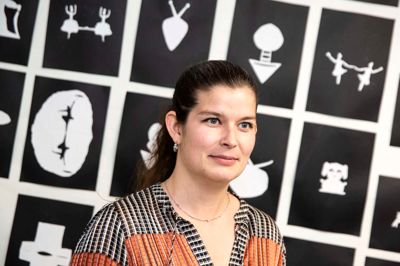 - De her unge mennesker kan lide at arbejde. Det er fedt for dem at gøre noget, de godt kan lide, siger skoleleder Vibeka Hansen m de otte elever fra Sdr. Felding Skole, der har valgt juniormesterlære.