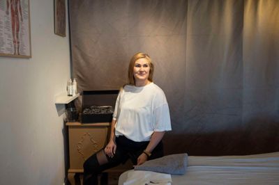 Maj Sandholm står bag virksomheden Kropfokus, og hun bruger sine egne erfaringer som nybagt mor, når hun giver cupping og massage til eksempelvis gravide.