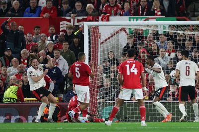 Anfører Mads Bech (t.v.) jubler efter sin scoring til 2-1 mod Nottingham Forest. Kaptajnen var først over den løse bold, da Forest-keeper Matz Sels havde pareret et hovedstød fra Martin Erlic.