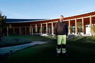 Uderummet på det ellipseformede Håndværkerkollegium i Herning er udført af anlægsgartnerfirma Kim Lundager i Timring. Projektet har kostet over 10 millioner kroner og er det hidtil største, -Tirming-firmaet har stået for. På billedet ses indehaver Kim Lundager.
