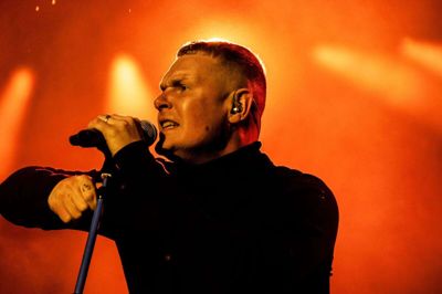 I løbet af foråret og sommeren i år har The Minds of 99 med Niels Brandt i front spillet på en række festivaler, herunder Jelling Festival 29. maj, hvor Niels Brandt er fotograferet. I marts og april 2026 skal bandet spille i alt seks koncerter i Herning og København, og fredag er der udsolgt af billetter. (Arkivfoto).