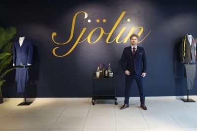 Marcel Valbjørn er indehaver af det nye Sjölin-showroom på Bredgade 40, som tilbyder skræddersyede jakkesæt. Foto: Jørn Deleuran