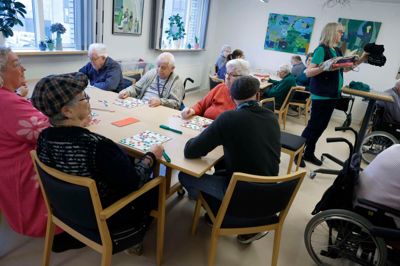 Banko er en populær aktivitet på plejecentret. Stående er det aktivitetsmedhjælper Dorit Korsholm, som er opråber.