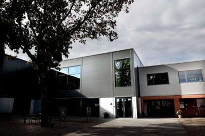 Nordvest Hallen i Tjørring får ikke øget det ekstra driftstilskud, som hallen fik til driften af sine nybyggede faciliteter. Hallen har udsigt til et underskud på 400.000 kroner i 2026. Også Herning Isstadion er økonomisk udfordret.