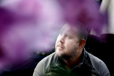 Jacob Ellegaard Simonsen giver et indblik i et liv med kaos, svigt, angst og ikke mindst skolevægring. Han håber på at kunne inspirere andre med sin fortælling.