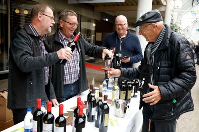 Svoger og standin for den ene »Wine Partner« Jakob Lauritsen, Leif Weng og den anden partner Kurt Larsen står klar til at fylde op i John Knudsens glas. John Knudsen elsker en god vin, men selvom der er mange som ham, så bliver man ikke rig af at være vinimportør, mener Kurt Larsen. Rigdommen ligger i oplevelserne med at rejse rundt og købe ind. ?Foto: Henrik Ole Jensen
