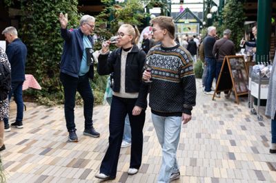 Vinfestivalen i Ikast er med årene begyndt at samle flere forskellige aldersgrupper i Ikast. Her benytter mange muligheden for at smage nye vine, mens også julevinen bliver fundet.